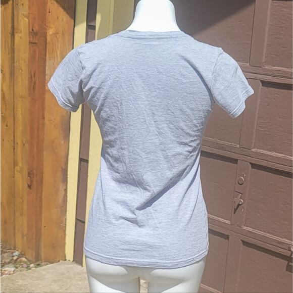 FREE with bundle! Tultex gray distressed Union Jack graphic V-neck tee size M - Picture 3 of 7